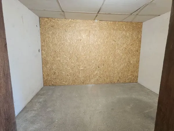 Box de stockage à Monêtier-Allemont, avec cloison en bois et sol en béton
