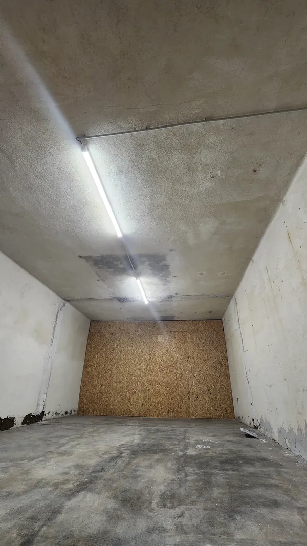 Box de stockage en longueur, éclairé par un néon, avec cloison en bois
