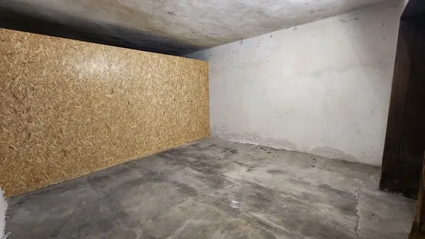 Box de stockage avec cloison en bois sur le côté et murs maçonnés