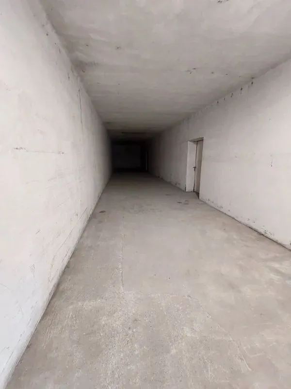 Couloir intérieur desservant les box de stockage