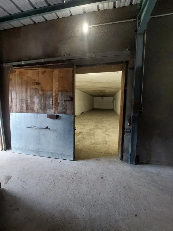 Porte métallique ouverte à l’entrée d’un box dans l’entrepôt