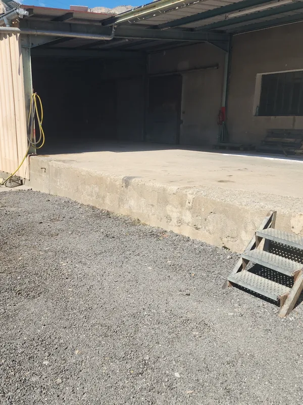 Quai de déchargement couvert avec escalier métallique à l’entrée de l’entrepôt