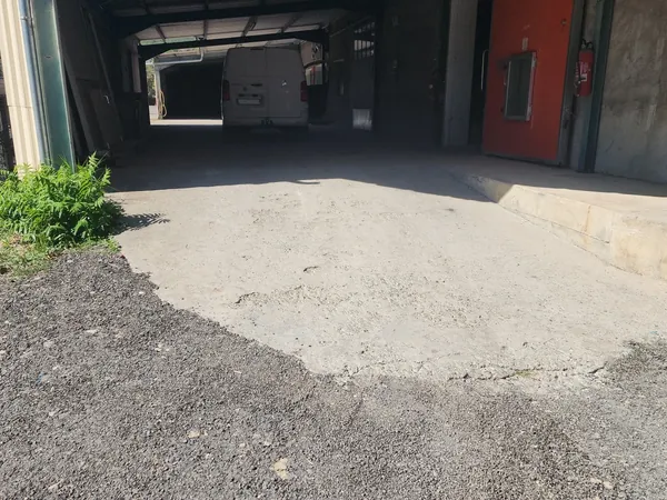 Rampe d’accès à l’entrepôt de stockage, avec un utilitaire à l’intérieur